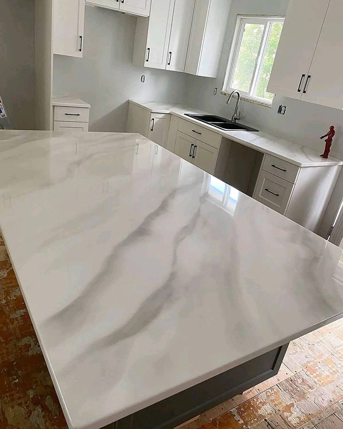 Kitchen island finished in white marble-effect epoxy